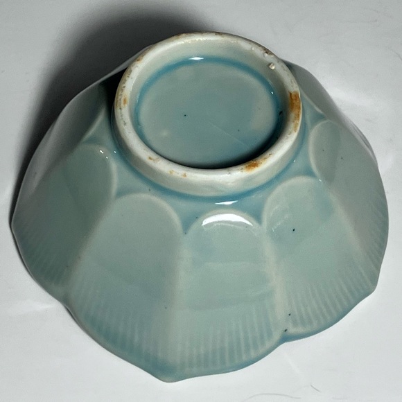 VINTAGE CELADON GREEN LOTUS BOWL / Small & Elegant / 3.5 in. / Some Firing Flaws - Picture 5 of 10